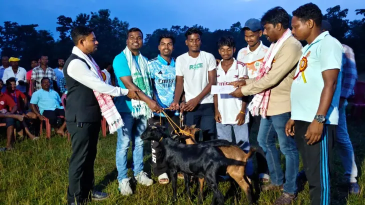 ট্রফির বদলে জ্যান্ত ছাগল! আদিবাসীদের এক ভিন্নধর্মী ফুটবল টুর্নামেন্ট